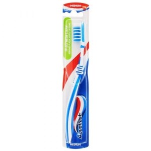Зубная щетка Aquafresh In-between Clean средней жесткости 5999518577799